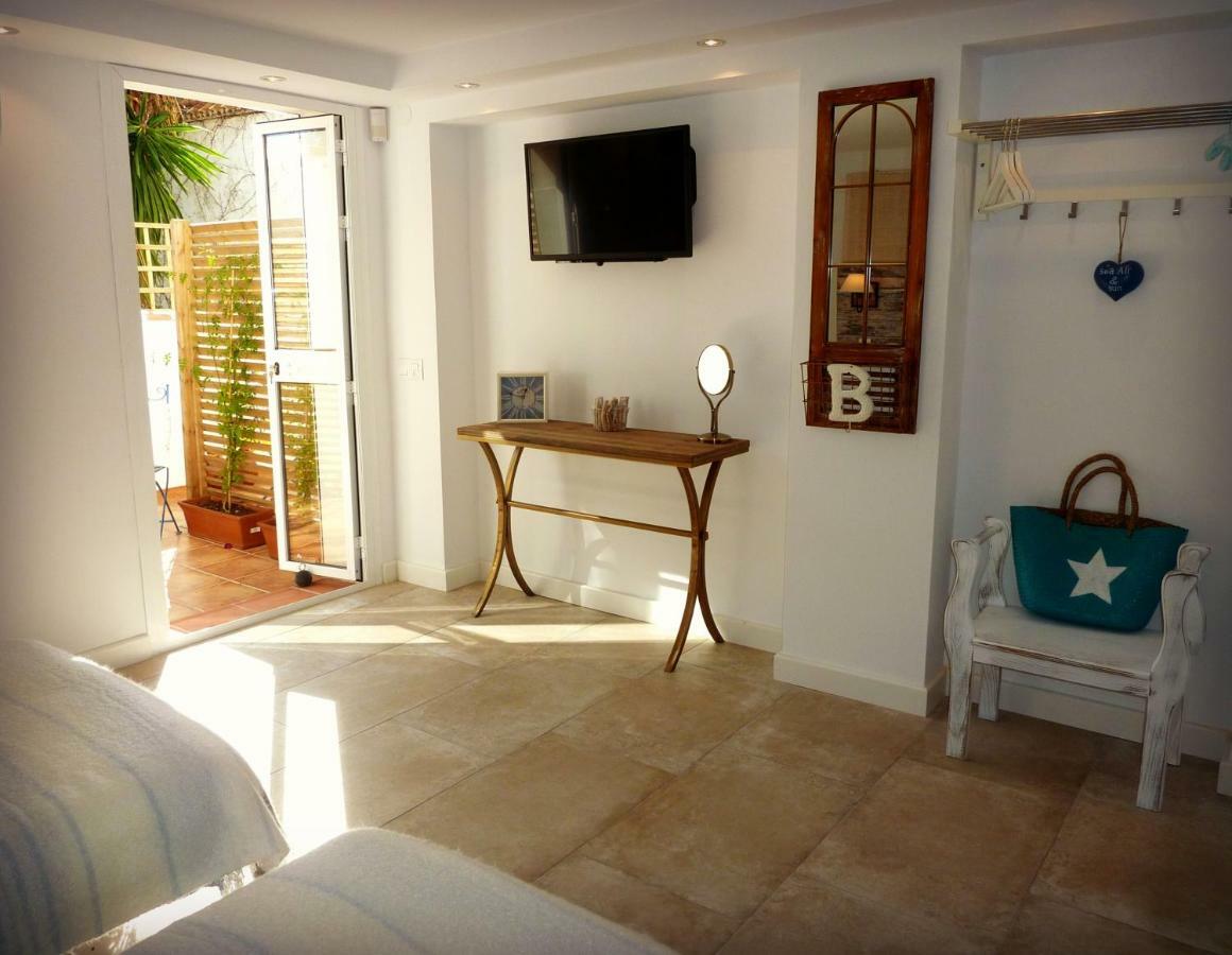 Villa Breeze Boutique Guest Rooms, Marbella Sitio de Calahonda エクステリア 写真